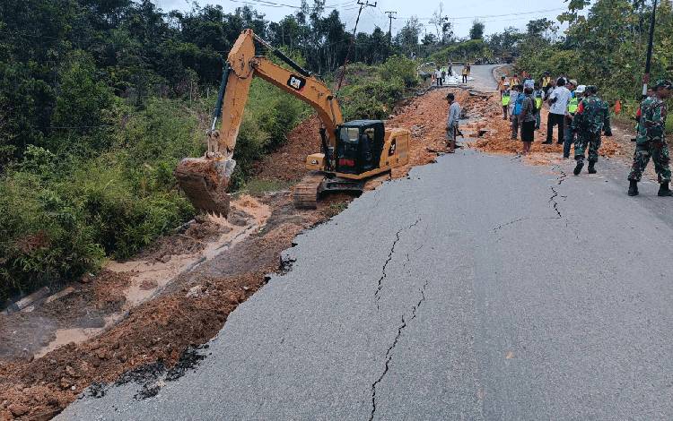 Kondisi Terkini Tanah Longsor di Jalan Palangka Raya-Kuala Kurun