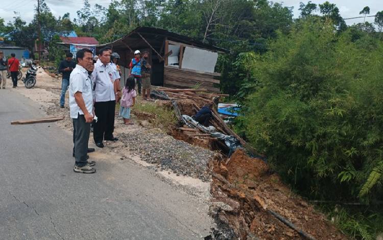 Pemkab Gunung Mas Tinjau Lokasi Longsor di Jalan Palangka Raya - Kuala Kurun?