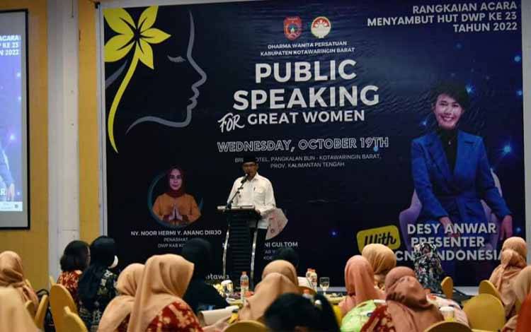 Pj Bupati Buka Pelatihan Public Speaking Bagi Anggota Organisasi Wanita Kobar