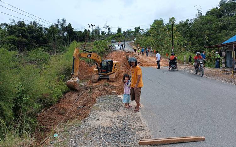 Begini Penanganan Tanah Longsor di Jalan Palangka Raya - Kuala Kurun