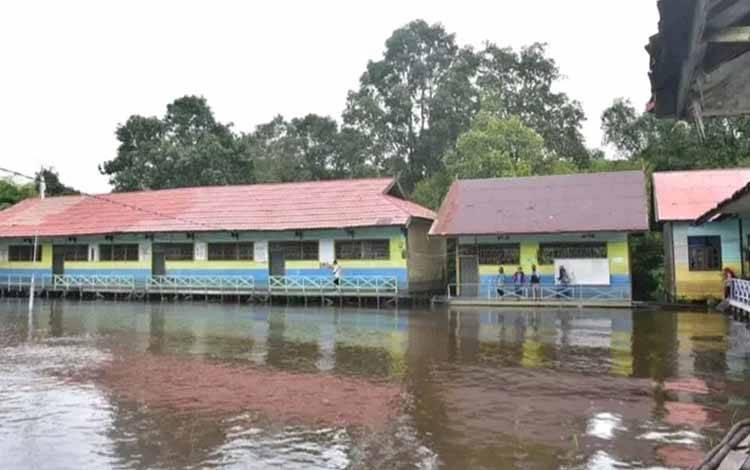 Proses Belajar di SDN 1 Katimpun Masih Normal Meski Halaman Sekolah Dilanda Banjir