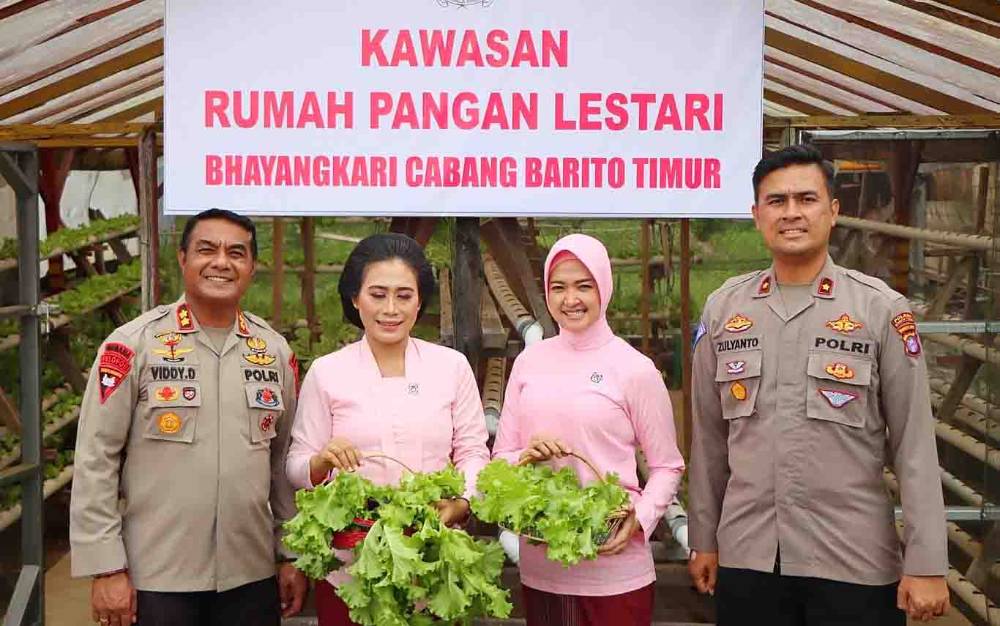 Ketua Bhayangkari Barito Timur Panen Tanaman Hidroponik
