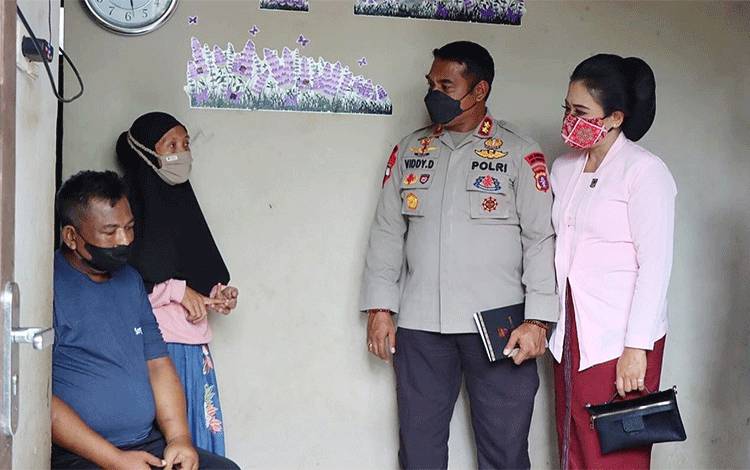 Kapolres Barito Timur Jenguk Personel yang Sakit di Rumah Dinas
