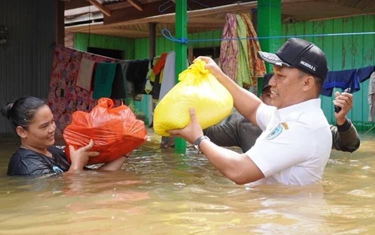 Bupati Salurkan Bantuan untuk Warga Terdampak Banjir  ?