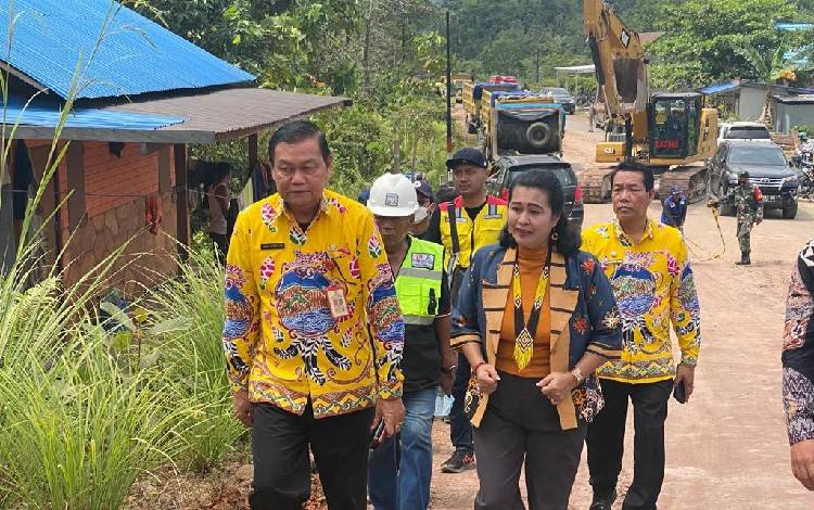 Anggota DPRD Gunung Mas Ini Tinjau Lokasi Tanah Longsor