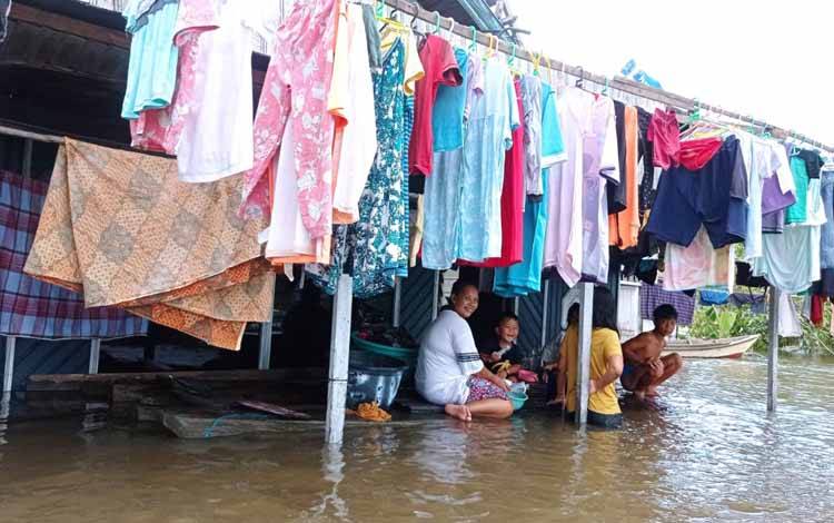 15 KK Warga Desa Hanjalipan Harus Mengungsi karena Tinggi Banjir Capai 3 Meter