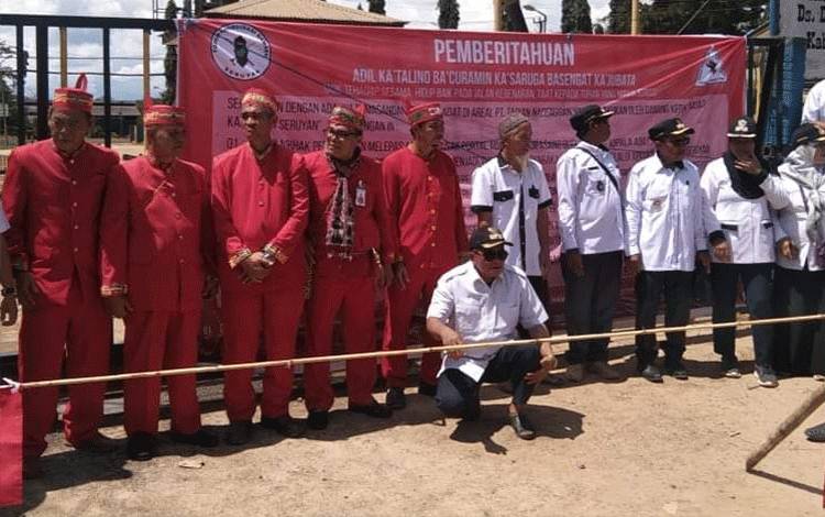 Damang Adat Seruyan Pasang Portal Adat di Perusahaan Sawit