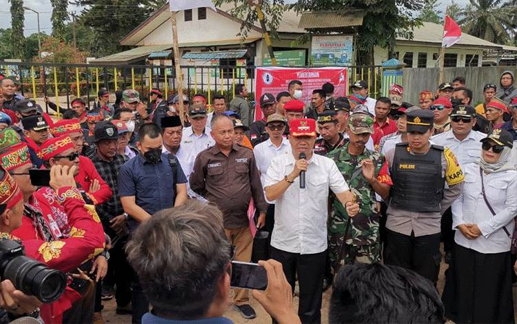Bupati Seruyan Dukung Pemasangan Portal Adat di Perusahaan Sawit