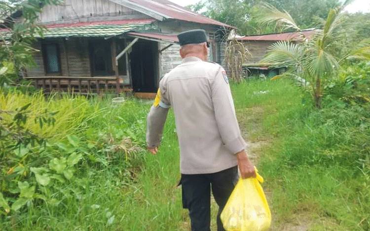 Bhabinkamtibmas Menteng Berikan Bantuan Kepada Warga Sakit Lumpuh
