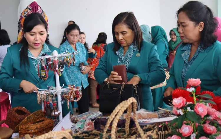 Kelompok UP2K di Gunung Mas Diharapkan Bekerja Sama dengan Dekranasda