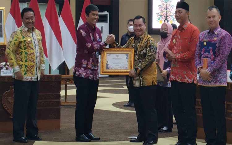 Pemkab Kotim Terima Piagam Penghargaan Atas Raihan WTP dari Kementerian Keuangan