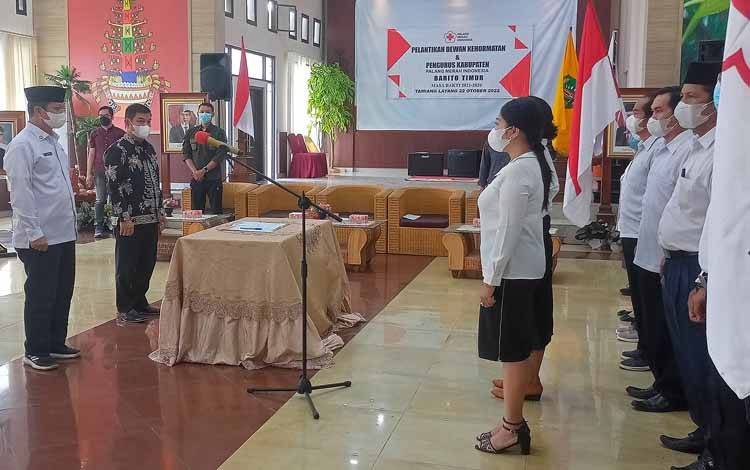 Ketua PMI Kalteng Lantik Dewan Kehormatan dan Pengurus PMI Barito Timur