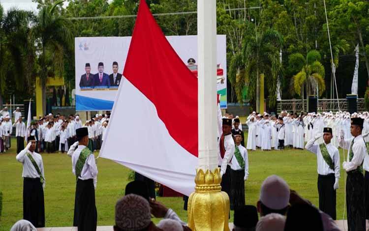 Santri di Palangka Raya Kibarkan Bendera Merah Putih
