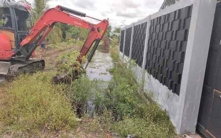 Warga Jalan Tampung Penyang Sewa Excavator untuk Bersihkan Parit