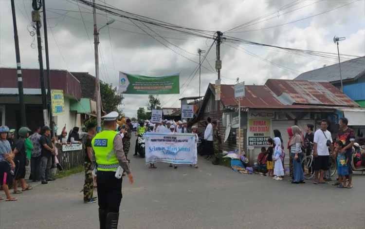 Satlantas Polres Kapuas Lakukan Pengamanan dan Kawal Pawai Peringati Hari Santri Nasional