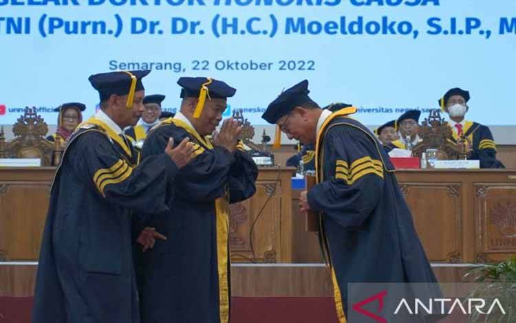 Moeldoko Terima Gelar Doktor Honoris Causa dari Unnes