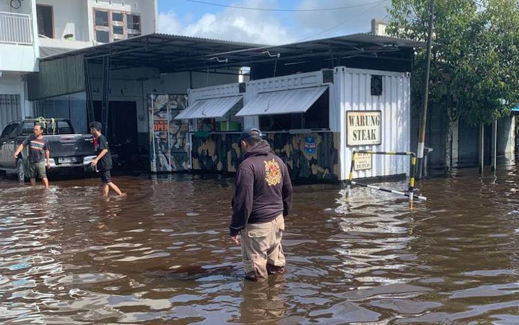Banjir Makin Meninggi, Aktivitas Kantor PT Pelayaran Lingga Marintama Pindah ke Beberapa Tempat