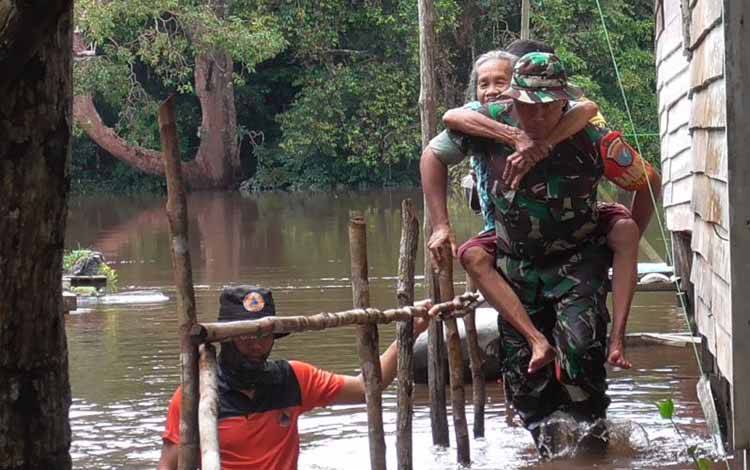 BPBD Palangka Raya Bersama TNI-Polri Evakuasi Lansia Terdampak Banjir