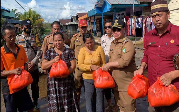 Pantau Banjir di Desa Sebabi, Pemkab Kotim Salurkan 250 Paket Sembako?