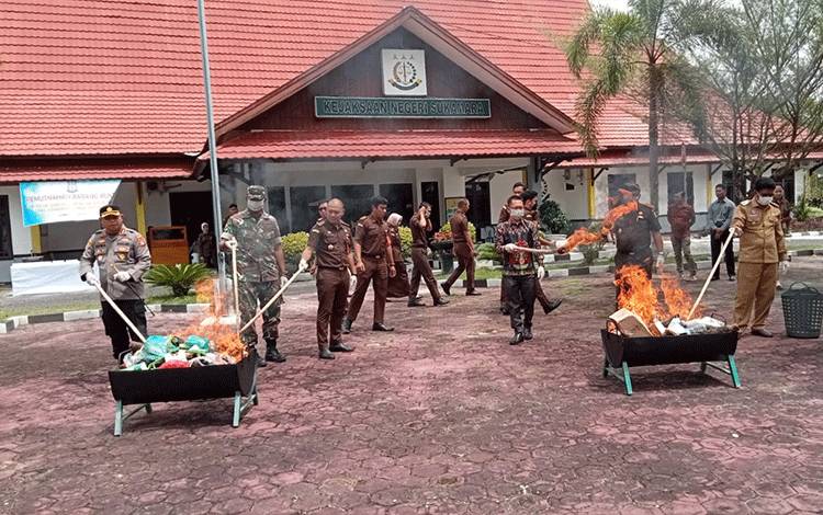 Kejaksaan Negeri Sukamara Musnahkan Barang Bukti dari 24 Perkara