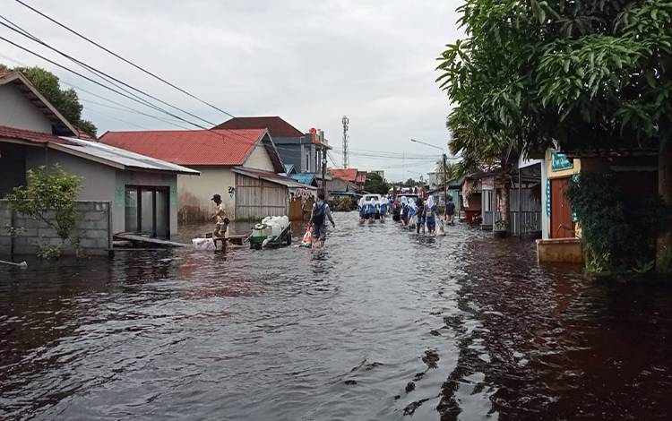 Warga Desa Sukaramai Kalbar Terdampak Banjir Ngungsi ke Sukamara