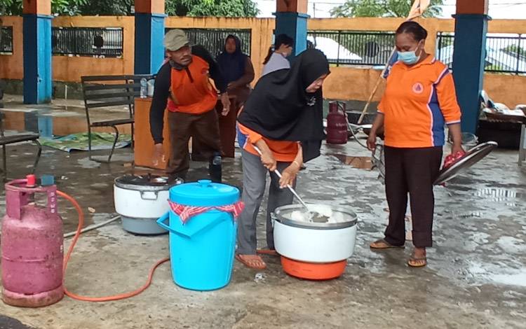 Relawan Gantian Bantu BPBD Kobar Guna Siapkan Makanan Siap Saji Bagi Korban Banjir