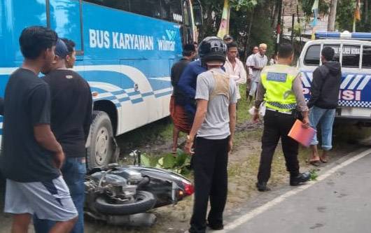 Tabrakan dengan Bis Karyawan Wilmar, Pengendara Motor Harus Dilarikan ke Rumah Sakit