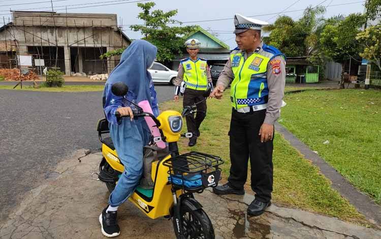 Pengguna Sepeda Listrik diberi Teguran Simpatik
