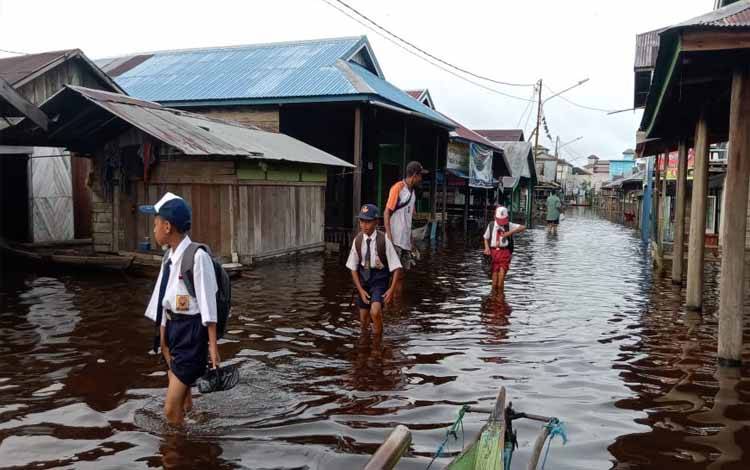 Banjir, 33 KK Warga Telaga Pulang Mengungsi