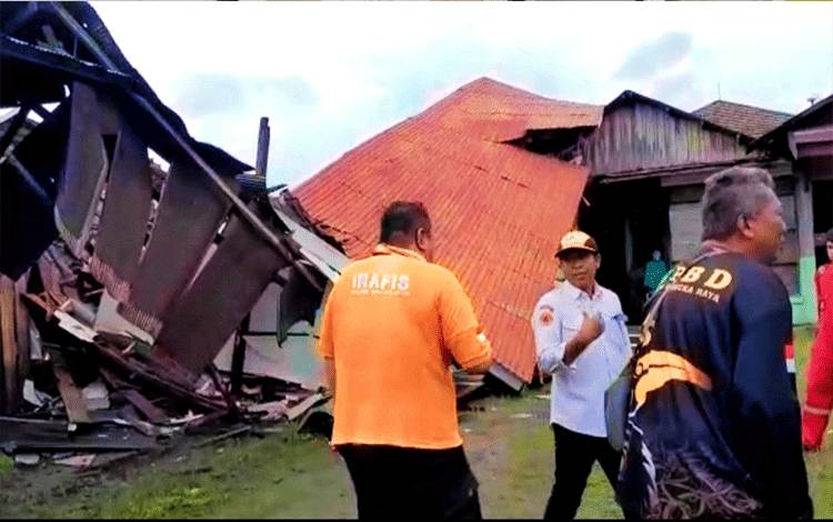 Gedung Walet Runtuh Timpa Rumah Warga Jalan Tingang Palangka Raya