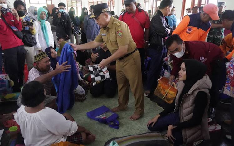 Gubernur Kalteng Tinjau Tempat Pengungsian Korban Banjir di Kabupaten Kobar