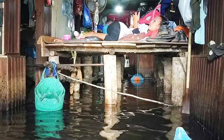 Sudah 2 Bulan Warga Dusun Padas Tak Lihat Jalan karena Banjir dan Harus Tidur di Atas Apar