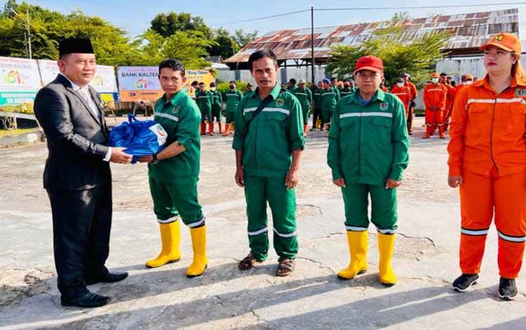 Petugas Kebersihan Dapat Bantuan Paket Sembako dari Bank Kalteng Cabang Kasongan