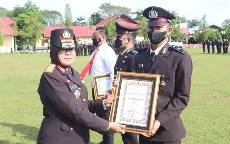 4 Personel Berprestasi Polda Kalteng Mendapat Penghargaan