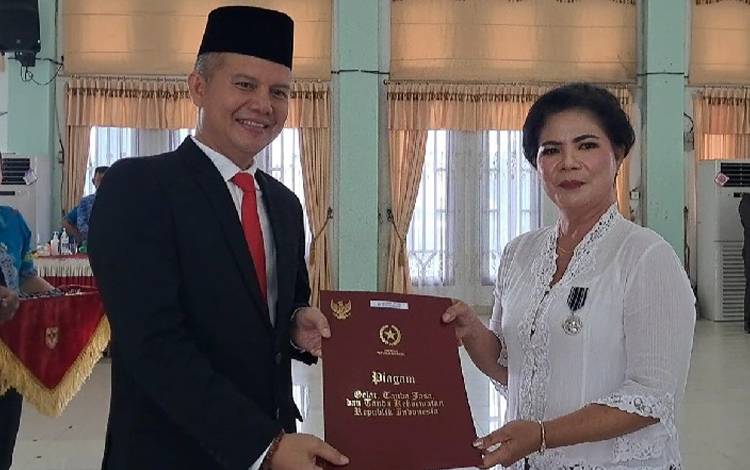 Bupati Gunung Mas Serahkan Tanda Kehormatan Satyalancana Karya Satya kepada 141 PNS