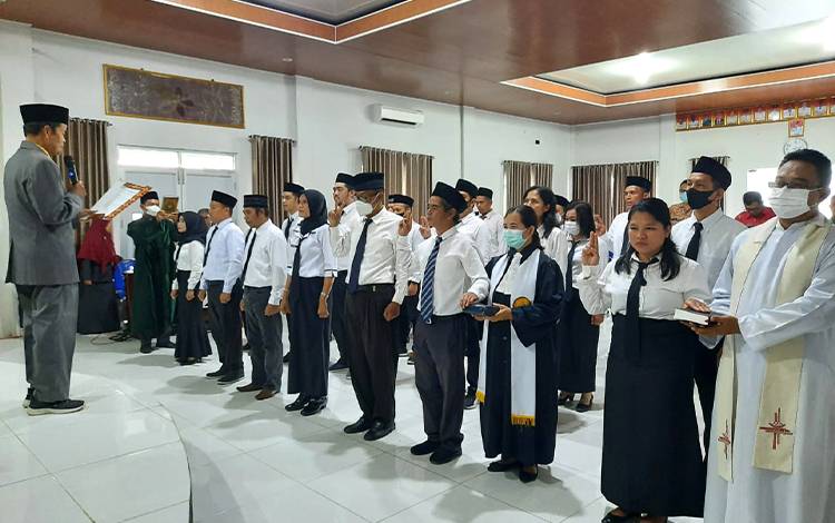 Ketua Bawaslu Barito Utara Lantik 27 Anggota Panwascam
