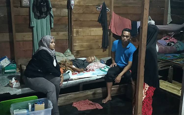 Sudah 4 Hari Sakit Nenek Korban Banjir di Simpur Enggan Dirujuk ke Rumah Sakit