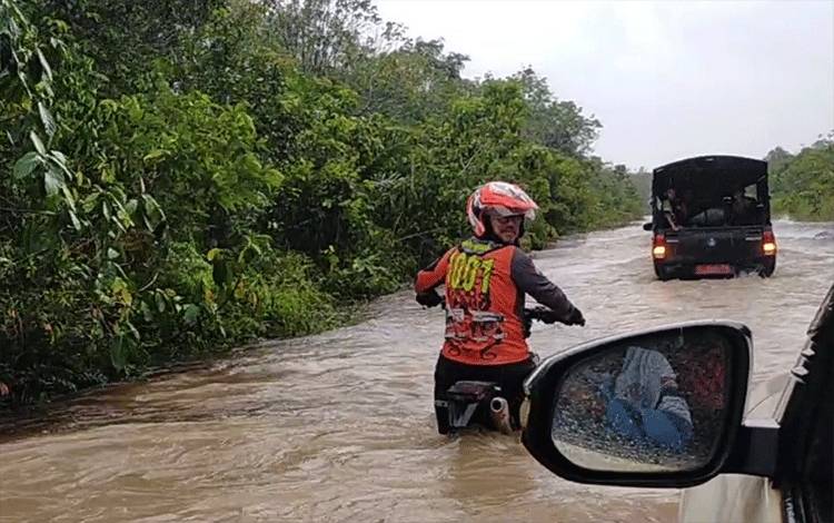 Komunitas Motor Lintasi Banjir Salurkan?Bantuan di Dua Desa di Kota Besi
