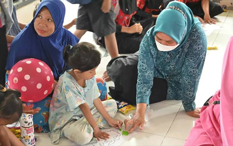 Trauma Healing, TP PKK Lamandau Ajak Anak Mewarnai