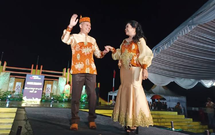 Kemeriahan Malam Penutupan Festival Tuah Mahasur, Kepala Perangkat Daerah Ikut Fashion Show