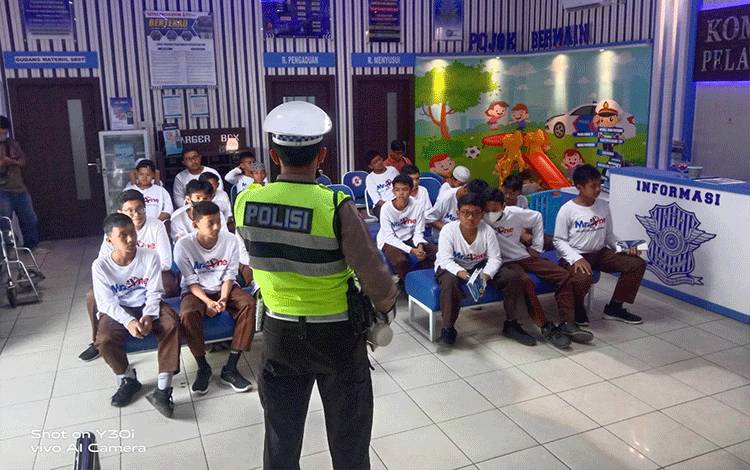 Siswa SMP IT Arafah Pelajari Serba-serbi Aturan Lalu Lintas di Satlantas Polres Kotim