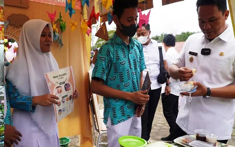 Bupati Sambangi Bazar Kewirausahaan SMAN 1 Bulik