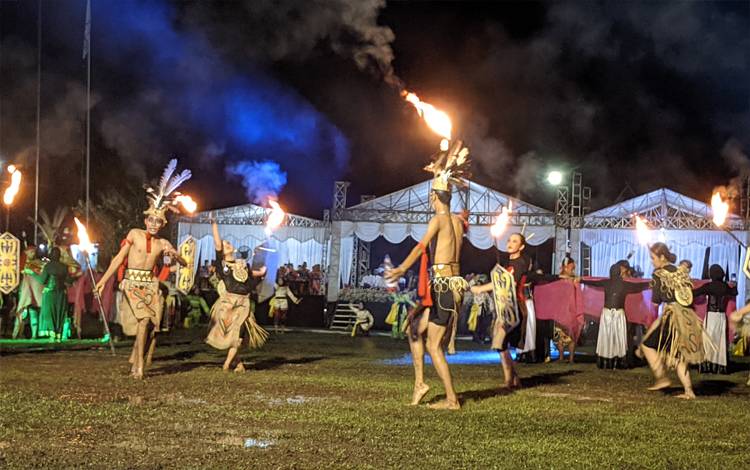 Tarian Klosal Pukau Ribuan Masyarakat saat Pembukaan MTQ Kotim ke 53 di Kecamatan MHU
