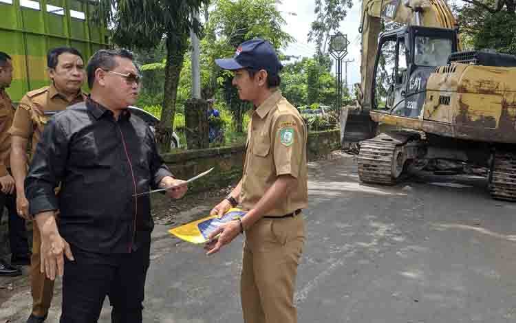 Khawatir Tidak Selesai Tepat Waktu, Bupati Kotim Tinjau Perbaikan Jalan HM Arsyad