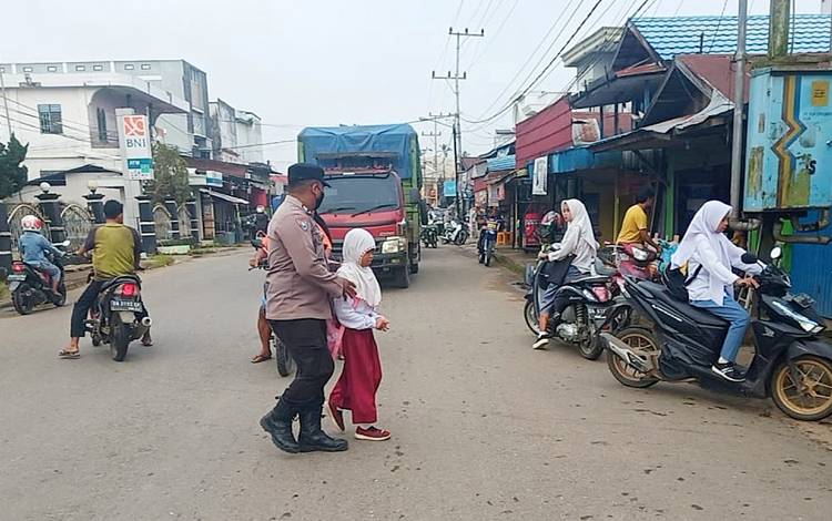 Polsek Dusun Tengah Berikan Kenyamanan Lalu Lintas untuk Pelajar