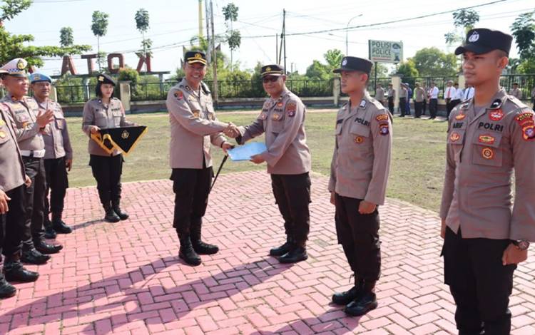 Kapolres Kapuas Beri Penghargaan Personel Aktif Jalankan Program Hanjewu Kota Air