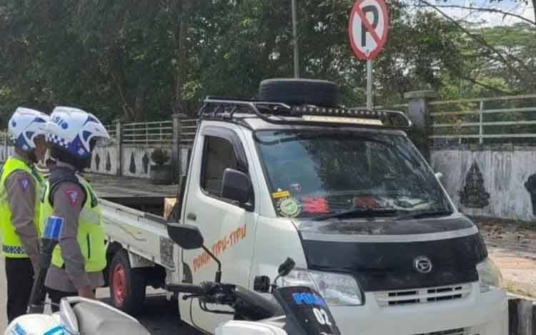 Dengan Simpatik, Polwan Satlantas Polres Kapuas Tegur Pelanggar Lalu Lintas