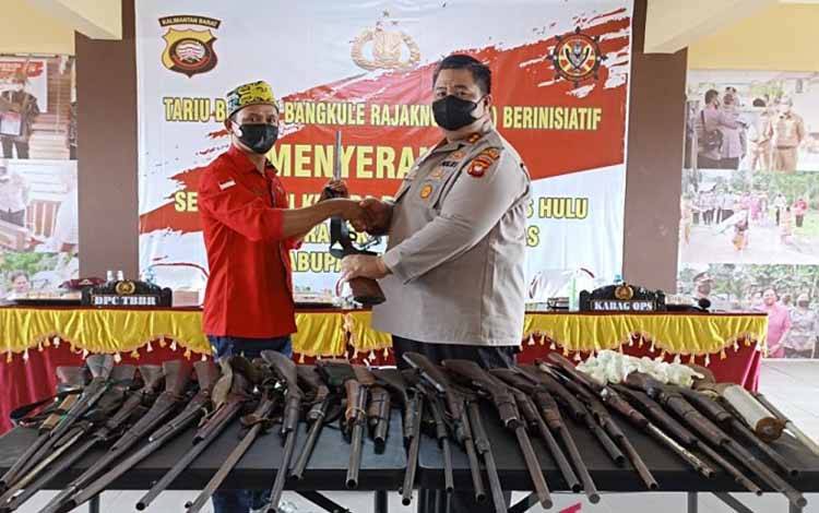 TBBR Kapuas Hulu Serahkan 27 Pucuk Senjata Api Ilegal ke Polisi