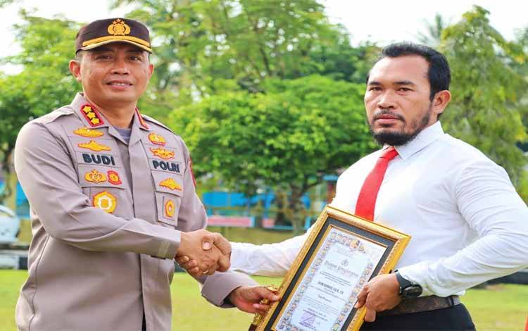 4 Anggota Reskrim Polresta Palangka Raya Dapat Penghargaan Berhasil Ungkap Pembunuhan Pasutri