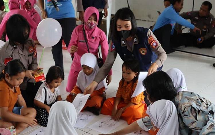 Polres Lamandau Berikan Trauma Healing Paska Banjir